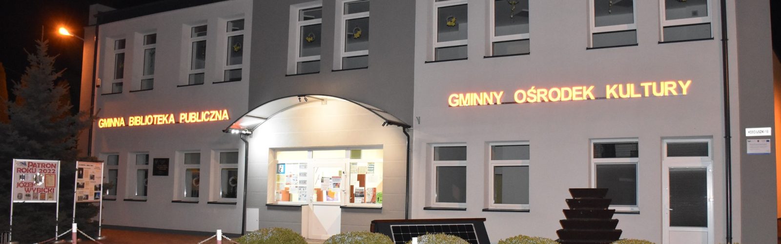 zdjęcie oświetlonego budynku w nocy