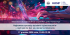 otwarty laptop i dłoń, która na nim pracuje