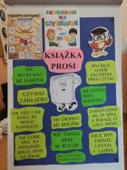 zdjęcie plakatu wiszącego na tablicy w bibliotece