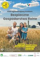 plakat dotyczący bezpiecznego Gospodarstwa rolnego, na nim napis oraz uśmiechnięta rodzina na tle pola uprawnego