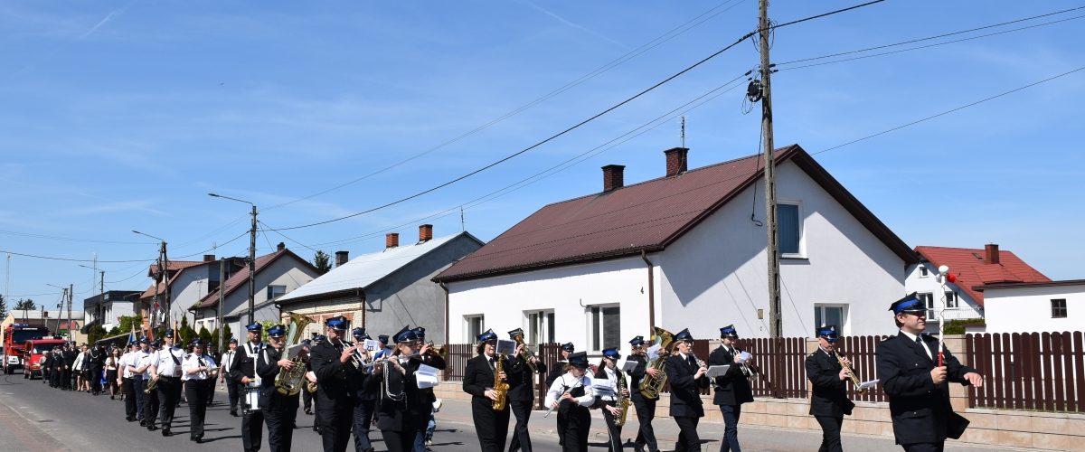 zdjęcie maszerującej orkiestry