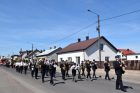 zdjęcie maszerującej orkiestry