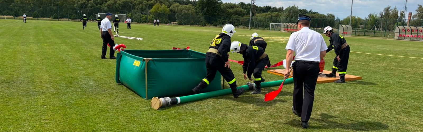 zdjęcie strażaków ochotniczych podczas gminnych zawodów sportowo-pożarniczych