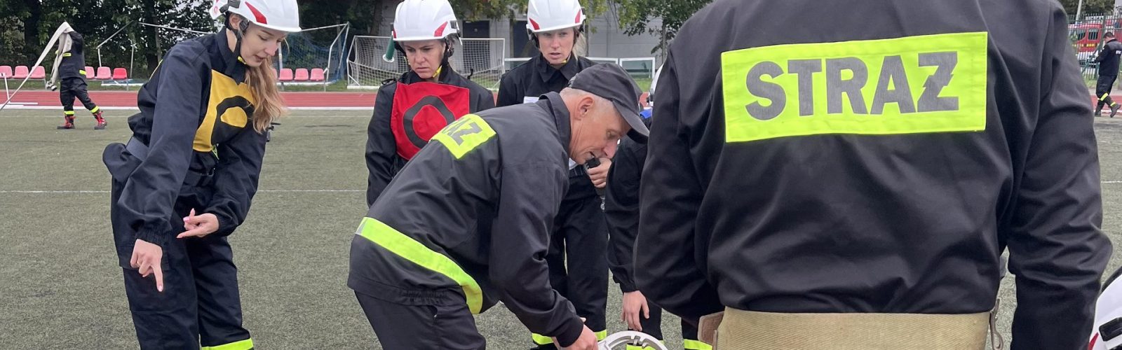 zdjęcie strażaków OSP w akcji podczas zawodów