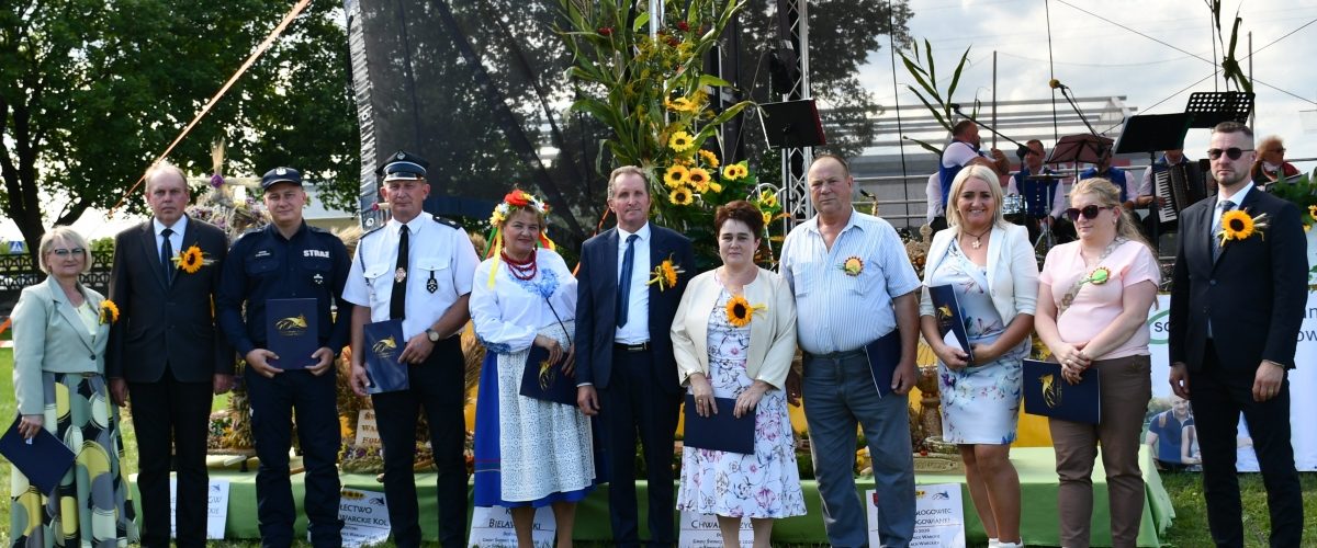 zdjęcie grupy osób podczas dożynek