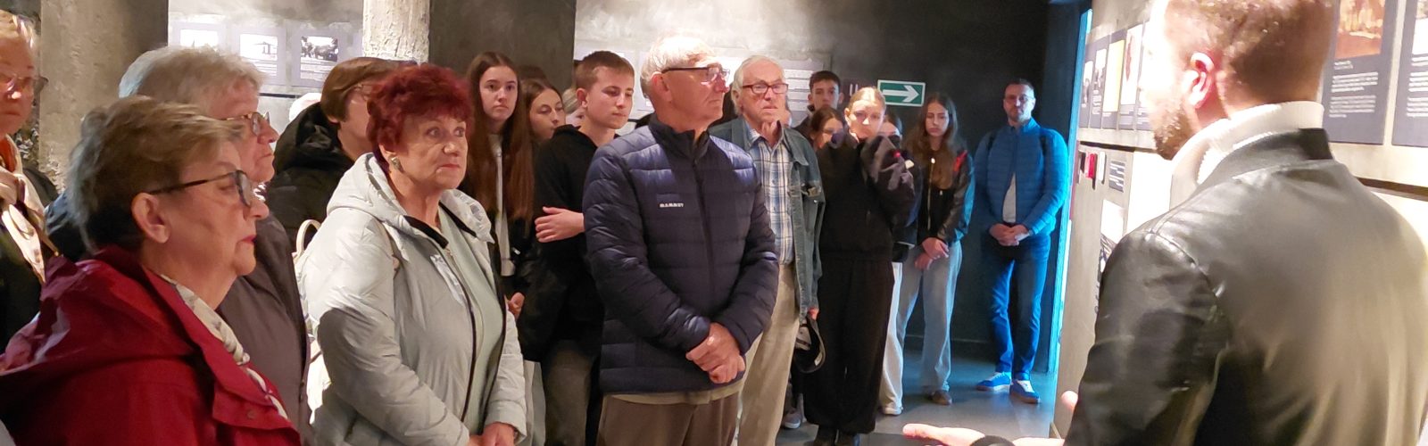 grupa osób z przewodnikiem