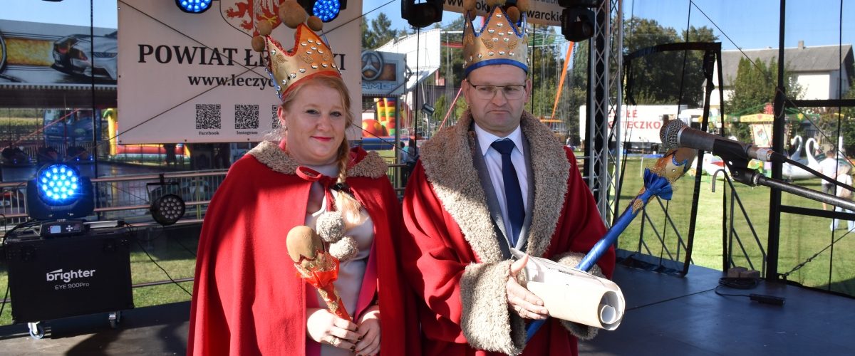 para osób przebranych za królową i króla